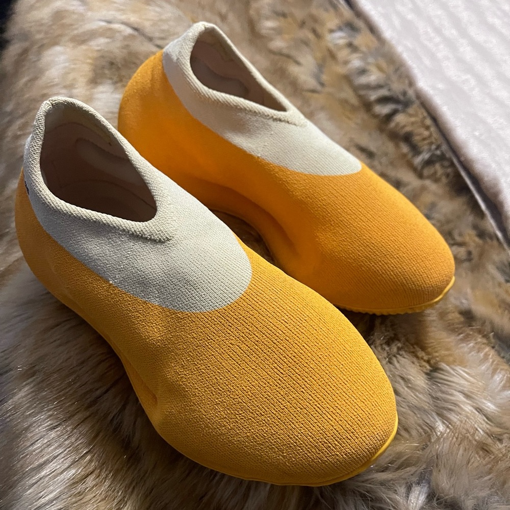 Yeezy Sneakers View 2
